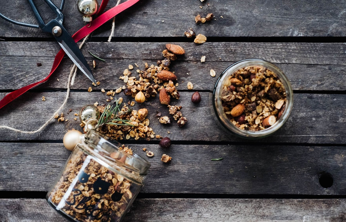 Geschenkidee: Weihnachtliches Granola im Glas