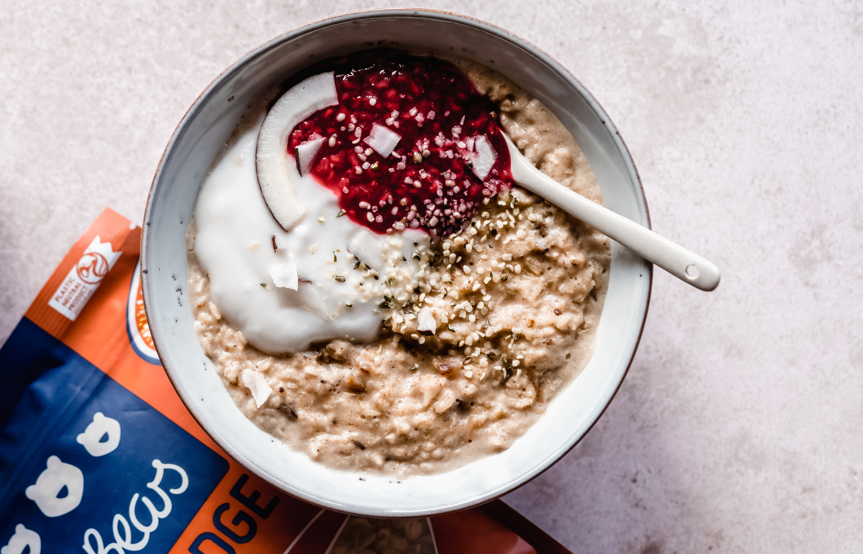 Fruchtige Kokosnuss Bowl mit heißen Beeren