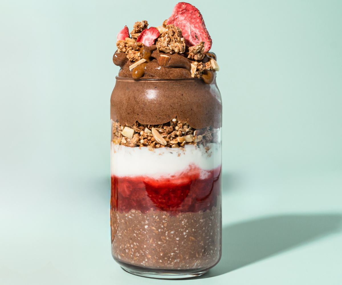 Granola Roasted Nuts Serviervorschlag mit Overnight Oats, Marmelade und Joghurt