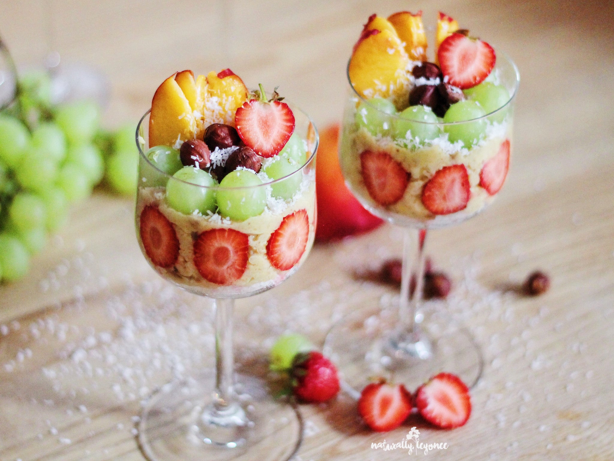 Porridge exotische Früchte Erdbeeren Pfirsich Weintrauben