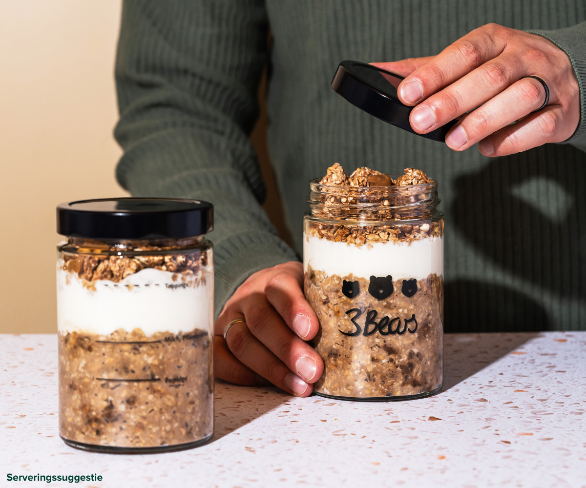 Granola Roasted Nuts serviert mit Overnight Oats, Joghurt und Nussmus im Glas 